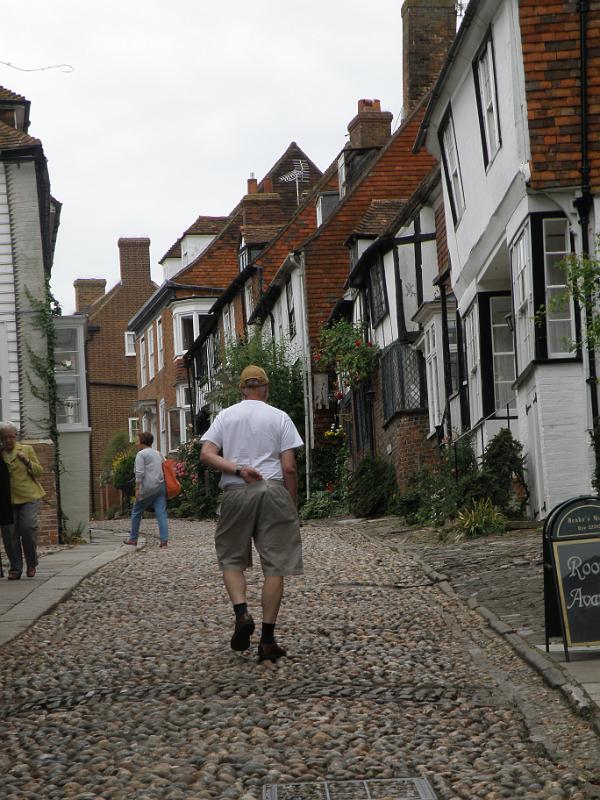 20100714b kinderkopjes weg omhoog naar Kerk in Rye.JPG